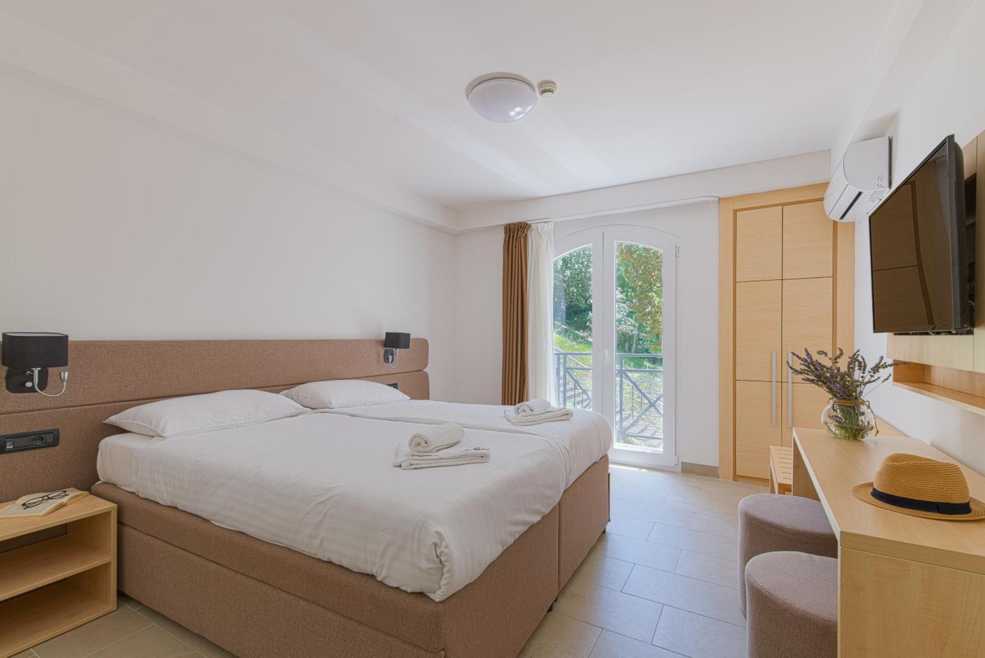 Hotel Delfin Omisalj ภายนอก รูปภาพ